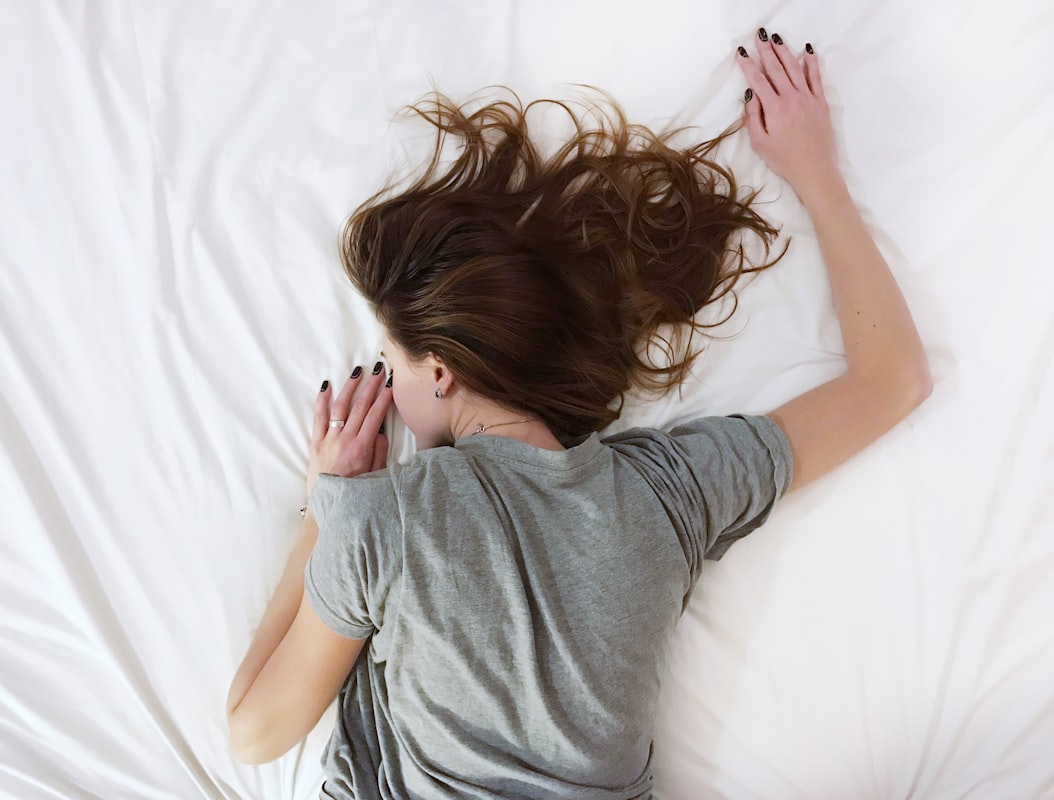 Mujer en su rutina diaria matinal